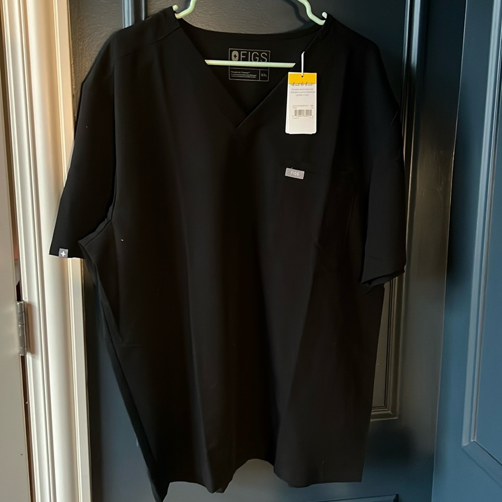 NWT. Men’s figs scrub top